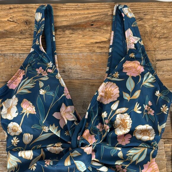 NWT Nicole Miller One Piece Twist Front Deep Neck Swimsuit Antique Floral M $98 - Picture 4 of 8